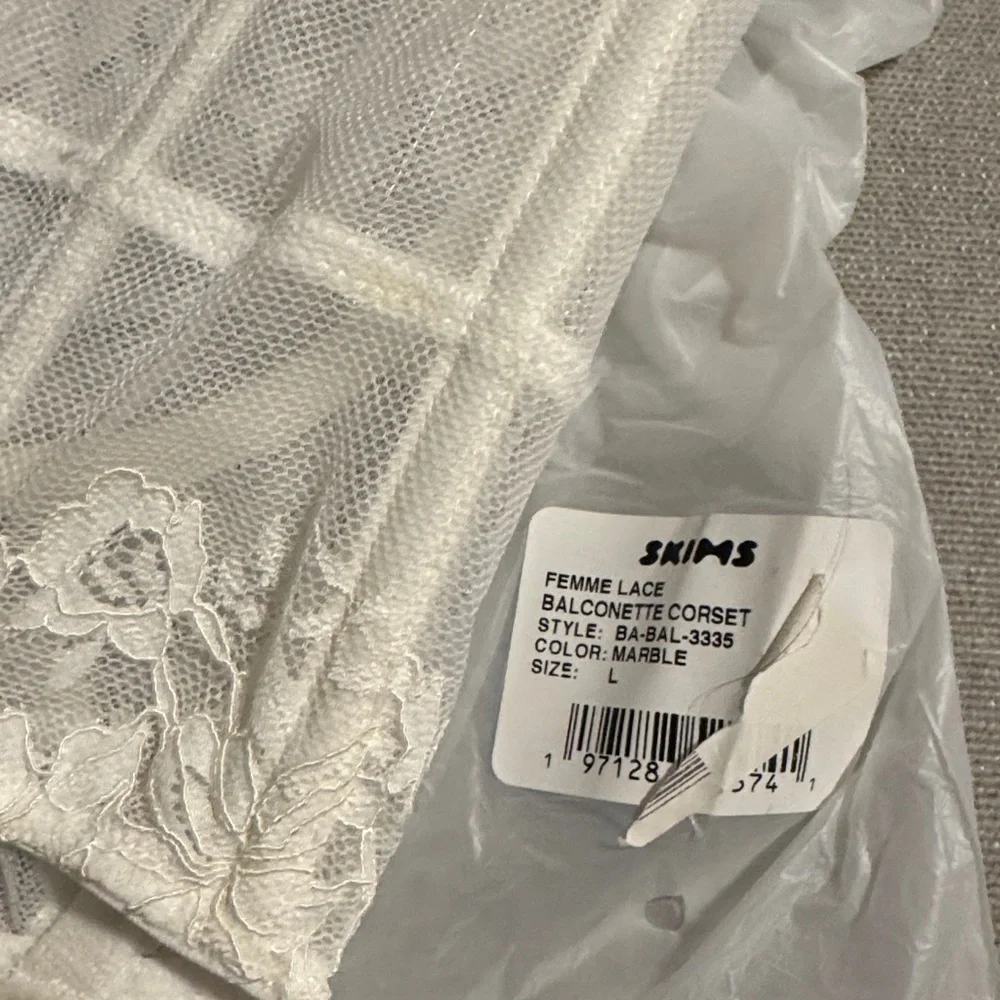 Skims Lace Unlined Balconette Corset | Marble - Picture 4 of 11